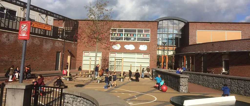 Onderhoudswerk aan een basisschool in Rotterdam