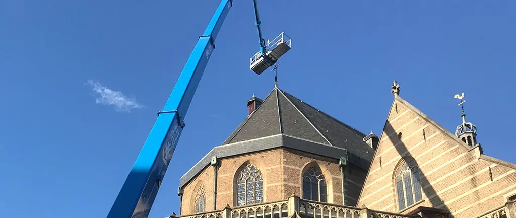 Onderhoud aan de torenspits van de Laurenskerk in Rotterdam, uitgevoerd door J.A. Jonker