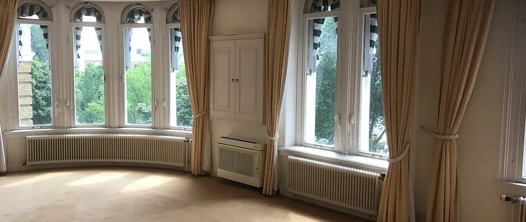 Binnenschilderwerk in een erker met glas-in-lood